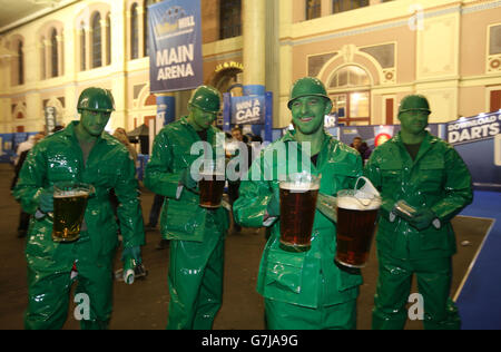 Darts - 2014 William Hill World Darts Championship - Tag Zwei - Alexandra Palace. Darts-Fans vor Beginn der Veranstaltung die William Hill World Darts Championship im Alexandra Palace, London. Stockfoto