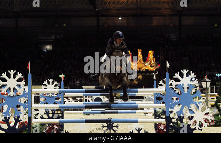 Irlands Bertram Allen, der auf Wild Thing reitet, gewinnt die Christmas Speed Stakes am vierten Tag der Olympia London International Horse Show im Olympia Exhibition Centre, London. Stockfoto