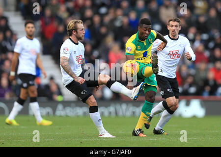 Johnny Russell von Derby County (links) und Alexander Tettey von Norwich City (rechts) kämpfen während des Sky Bet Championship-Spiels im iPro Stadium, Derby, um den Ball. Stockfoto