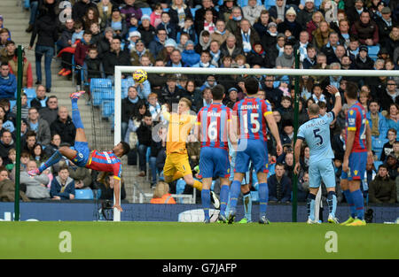 Joe Hart von Manchester City (2. Links) rettet einen Überkopfstoß von Fraizer Campbell von Crystal Palace während des Barclays Premier League-Spiels im Etihad Stadium, Manchester. Stockfoto