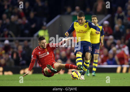 Liverpools Adam Lallana (links) und Arsenals Alex Oxlade-Chamberlain (rechts) kämpfen während des Barclays Premier League-Spiels in Anfield, Liverpool, um den Ball. Stockfoto