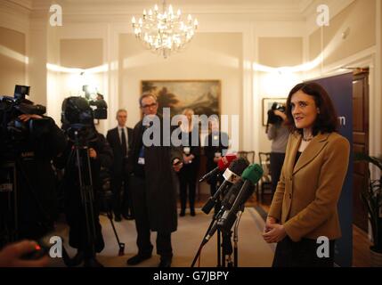 Die nordirische Sekretärin Theresa Villiers spricht während einer Pressekonferenz in Stormont, Belfast, bevor sie gewarnt hat, dass es der letzte Verhandlungstag in einem Prozess ist, der jetzt in die 11. Woche geht. Stockfoto