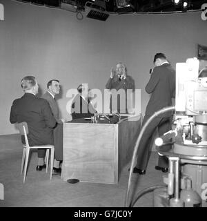 Politik - Harold Macmillan - im Fernsehen übertragenen Pressekonferenz - BBC Television Centre, Shepherds Bush, London Stockfoto