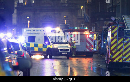 Müllwagen-Unfall. Die Szene auf dem George Square in Glasgow, nachdem verstanden wurde, dass ein Müllwagen auf eine Gruppe von Fußgängern stürzte. Stockfoto