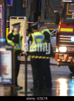 Rettungsdienste in der Nähe der Szene auf dem George Square in Glasgow, nachdem es verstanden wurde, stürzte ein Müllwagen auf eine Gruppe von Fußgängern. Stockfoto