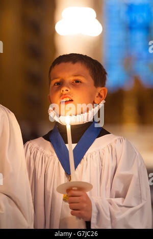 Die Choristen der St. Paul's Cathedral Proben für die Weihnachtszeit in der St. Paul's Cathedral im Zentrum von London. Stockfoto