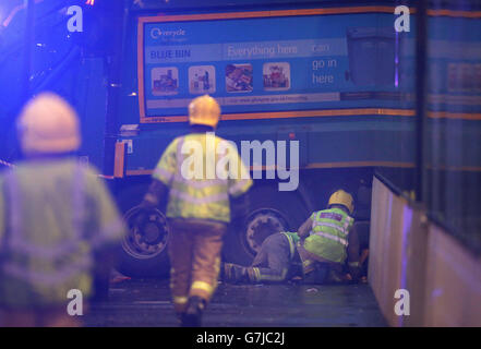 Die Szene auf dem George Square in Glasgow, nachdem es verstanden wurde, stürzte ein Müllwagen in eine Gruppe von Fußgängern. Stockfoto