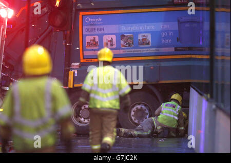 Müllwagen-Unfall. Die Szene auf dem George Square in Glasgow, nachdem verstanden wurde, dass ein Müllwagen auf eine Gruppe von Fußgängern stürzte. Stockfoto