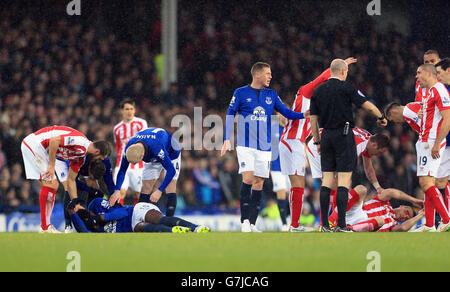 Evertons Romelu Lukaku (links) und Ryan Shawcross von Stoke City werden von ihren Teamkollegen überprüft, nachdem sie während des Spiels der Barclays Premier League im Goodison Park, Liverpool, einen Kopfzusammenstoß erlitten haben. Stockfoto