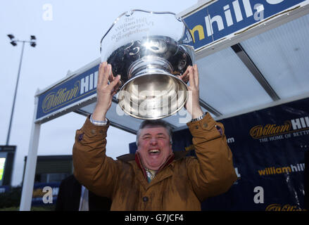 Trainer Paul Nicholls feiert seinen Sieg mit Silviniaco Conti in der William Hill King George VI Chase am ersten Tag des William Hill Winter Festivals auf der Kempton Park Racecourse, Sunbury an der Themse. Stockfoto