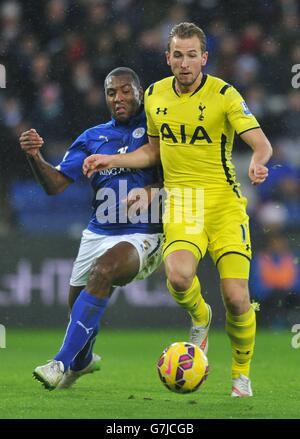 Wes Morgan von Leicester City (links) und Harry Kane von Tottenham Hotspur (rechts) kämpfen während des Spiels der Barclays Premier League im King Power Stadium, Leicester, um den Ball. Stockfoto