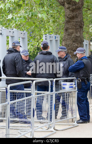 Metropolitan Polizisten auf den Straßen von London England Stockfoto