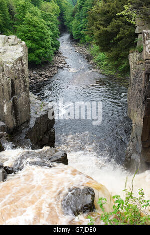 Der Rand der steilen Drop bei höchster Belastung, Teesdale, County Durham, England, UK Stockfoto