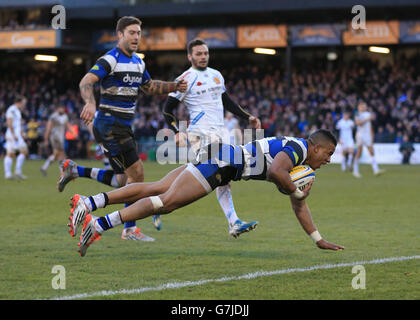 Anthony Watson von Bath Rugby punktet beim Aviva Premiership-Spiel am Recreation Ground, Bath, mit den Exeter Chiefs als vierter Versuch des Spiels. Stockfoto