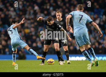 Danny Ings von Burnley kämpft mit dem von Manchester City um den Ball Jesus Navas (links) Stockfoto