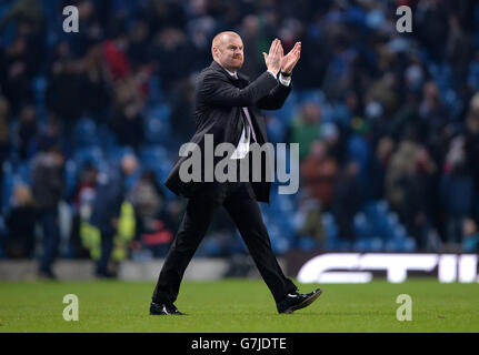 Fußball - Barclays Premier League - Manchester City / Burnley - Etihad Stadium. Burnley-Manager Sean Dyche applaudiert den Fans nach dem Spiel Stockfoto