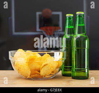 Bier und Chips vor Spiel der Basketball-TV. Stockfoto