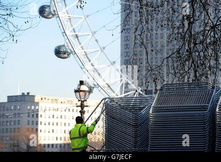 Am Embankment in London werden Barrieren errichtet, um sich auf die Silvesterfeuerwerke am morgigen Abend vorzubereiten. Stockfoto