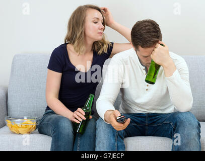 Traurig paar beobachtete Sport-Spiel im Fernsehen. Stockfoto
