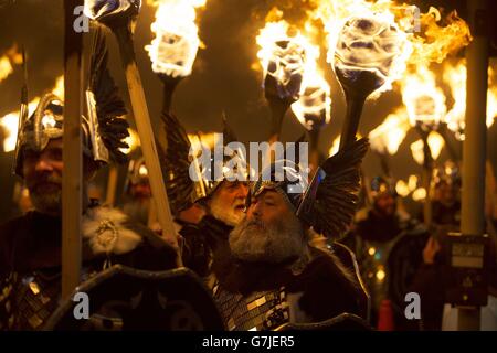 Männer als Wikinger während der Hogmanay Torchlight Prozession in Edinburgh gekleidet. Stockfoto