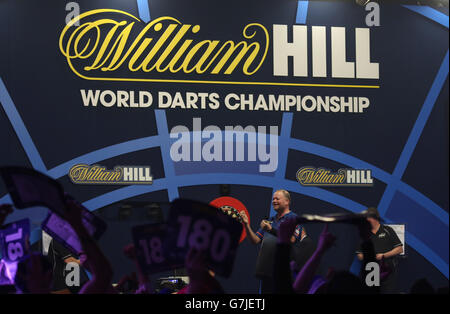 Raymond van Barneveld feiert den Sieg über Adrian Lewis während der William Hill World Darts Championship im Alexandra Palace, London. DRÜCKEN SIE VERBANDSFOTO. Bilddatum: Dienstag, 30. Dezember 2014. Das Foto sollte lauten: John Walton/PA Wire. Stockfoto