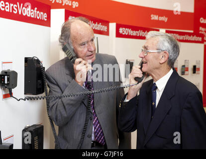 Mike Pinches, der erste technische Leiter von Vodafone (links), und John Dellow, der erste Betriebsleiter von Vodafone, besuchen einen Vodafone-Store in der Oxford Street in London, um den 30. Jahrestag des ersten kommerziellen Mobilfunkanrufs in Großbritannien zu feiern. Stockfoto