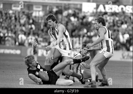 786-Archiv-650822 Action aus dem Australian Rules Fußballspiel zwischen Carlton und Melbourne (in Streifen), das auf dem Cricket-Gelände 'The Oval' gespielt wird. Stockfoto