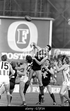 786-Archiv-650823 Action aus dem Australian Rules Football Spiel zwischen Carlton und Melbourne (in Streifen), das auf dem Cricket-Gelände 'The Oval' gespielt wird. Stockfoto