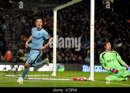Stevan Jovetic von Manchester City feiert das zweite Tor des Spiels während des Spiels der Barclays Premier League im Etihad Stadium in Manchester. Stockfoto