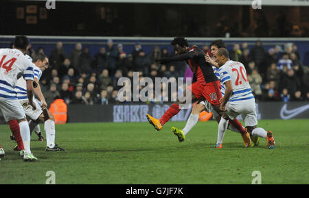 Die Wilfried Bony von Swansea City erzielt im Barclays Premier League-Spiel in der Loftus Road, London, ihr erstes Tor. Stockfoto