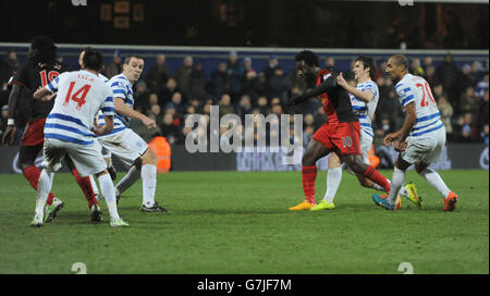 Die Wilfried Bony von Swansea City (Dritter rechts) erzielt ihr erstes Tor beim Barclays Premier League-Spiel in der Loftus Road, London. Stockfoto