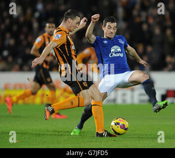 Fußball - Barclays Premier League - Hull City / Everton - KC Stadium. James Chester von Hull City und Leighton Baines von Everton (rechts) kämpfen um den Ball Stockfoto