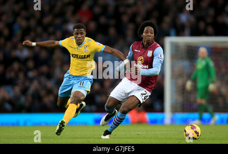 Wilfried Zaha (links) von Crystal Palace und Carlos Sanchez von Aston Villa kämpfen während des Spiels der Barclays Premier League in Villa Park, Birmingham, um den Ball. Stockfoto