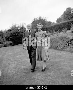 Feldmarschall Sir William Slim, Chef des Generalstabs der Kaiserlichen Regierung, dessen Ernennung zum Generalgouverneur von Australien gestern Abend vom Buckingham Palace angekündigt wurde. Er ist mit Lady Slim in ihrem Haus in Limpsfield Common bei Oxted, Surrey, abgebildet. Stockfoto