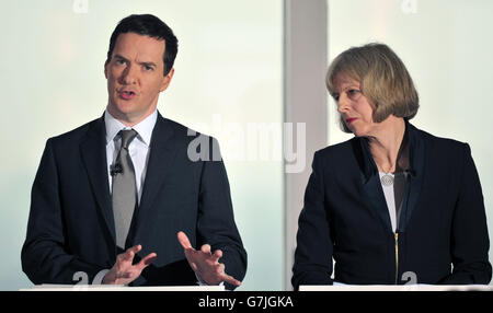 Bundeskanzler George Osborne (links) spricht während der konservativen Pressekonferenz mit Theresa May, Innenministerin bei Altitude 360, London. Stockfoto