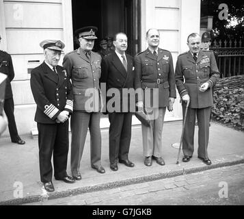 (l-r) Admiral Sir Rhoderick McGrigor, Feldmarschall Sir William Slim, Verteidigungsminister Lord Alexander, General Ridgway und Marschall der RAF Sir John Slessor. Ridgway, der Oberbefehlshaber der alliierten Mächte in Europa, verweilte mit Lord Alexander und den Stabschefs in der Residenz des Ministers in Carlton Gardens, London. Stockfoto