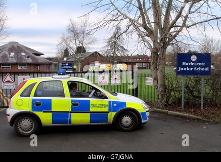 Polizei vor der Harlescott Junior School in Shrewsbury, als drei Personen wegen des Verdachts des Mordes verhaftet wurden, nachdem der Leichnam einer Frau auf dem Gelände der Grundschule gefunden wurde. Stockfoto