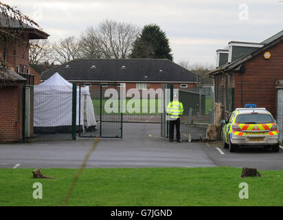 Polizei vor der Harlescott Junior School in Shrewsbury, als drei Personen wegen des Verdachts des Mordes verhaftet wurden, nachdem der Leichnam einer Frau auf dem Gelände der Grundschule gefunden wurde. Stockfoto