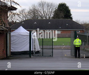 Polizei vor der Harlescott Junior School in Shrewsbury, als drei Personen wegen des Verdachts des Mordes verhaftet wurden, nachdem der Leichnam einer Frau auf dem Gelände der Grundschule gefunden wurde. Stockfoto