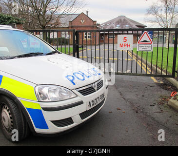 Polizei vor der Harlescott Junior School in Shrewsbury, als drei Personen wegen des Verdachts des Mordes verhaftet wurden, nachdem der Leichnam einer Frau auf dem Gelände der Grundschule gefunden wurde. Stockfoto