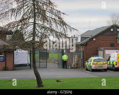 Polizei vor der Harlescott Junior School in Shrewsbury, als drei Personen wegen des Verdachts des Mordes verhaftet wurden, nachdem der Leichnam einer Frau auf dem Gelände der Grundschule gefunden wurde. Stockfoto