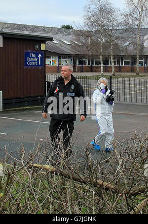 Polizei vor der Harlescott Junior School in Shrewsbury, als drei Personen wegen des Verdachts des Mordes verhaftet wurden, nachdem der Leichnam einer Frau auf dem Gelände der Grundschule gefunden wurde. Stockfoto