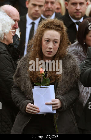 Pamela sieht wie der Sarg ihrer Schwester Stephenie Tait, die nach ihrer Beerdigung die St. Thomas Apostel Kirche in Glasgow verlässt. Stockfoto