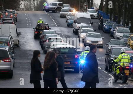 Die Begräbniskortege von Stephenie Tait verlässt die St. Thomas the Apostle Church in Glasgow nach ihrer Beerdigung. Stockfoto