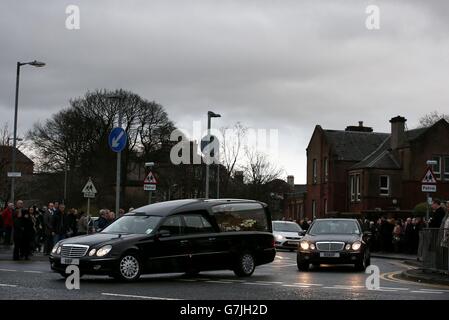 Die Begräbniskortege von Stephenie Tait verlässt die St. Thomas the Apostle Church in Glasgow nach ihrer Beerdigung. Stockfoto