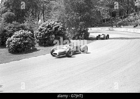 Jean Pierre Beltoise, der mit einem Matra-Ford fährt, gewinnt den ersten Heat des BUA International Trophy Race im Crystal Palace in London. Es folgt ein Lola Ford mit John Surtees am Steuer, der Zweiter wurde. Stockfoto