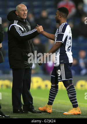 Fußball - FA Cup - Dritte Runde - West Bromwich Albion gegen Gateshead - The Hawthorns. Tony Pulis, Manager von West Bromwich Albion, dankt West Bromwich Albion bei Stephane Sessegnon (rechts) Stockfoto