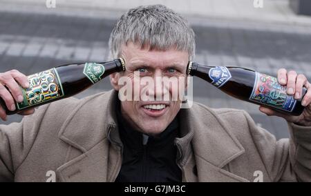 Bez von den Happy Mondays AKA Mark Berry, startet seine Reality Party vor der Salford Cathedral im Großraum Manchester. Stockfoto