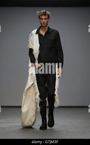 Ein Model auf dem Laufsteg während der Xander Zhou Show, die Teil der British Fashion Council London Collections: Men Herbst/Winter 15 ist und im Old Sorting Office stattfand. Stockfoto