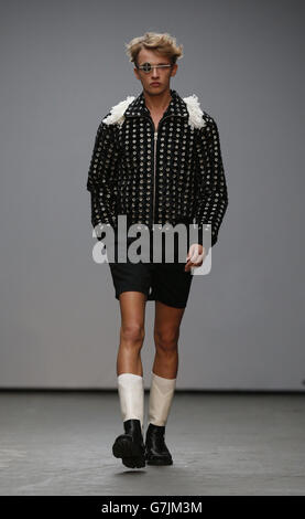 Ein Model auf dem Laufsteg während der Xander Zhou Show, die Teil der British Fashion Council London Collections: Men Herbst/Winter 15 ist und im Old Sorting Office stattfand. Stockfoto